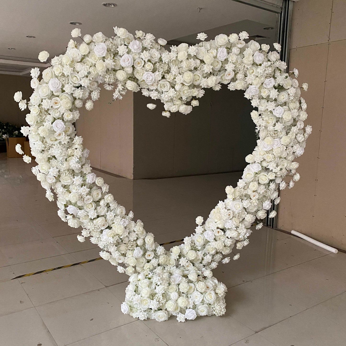 Luxury Ivory White Freestanding Rose Heart With Stand