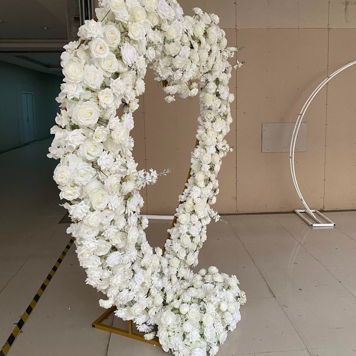Luxury Ivory White Freestanding Rose Heart With Stand