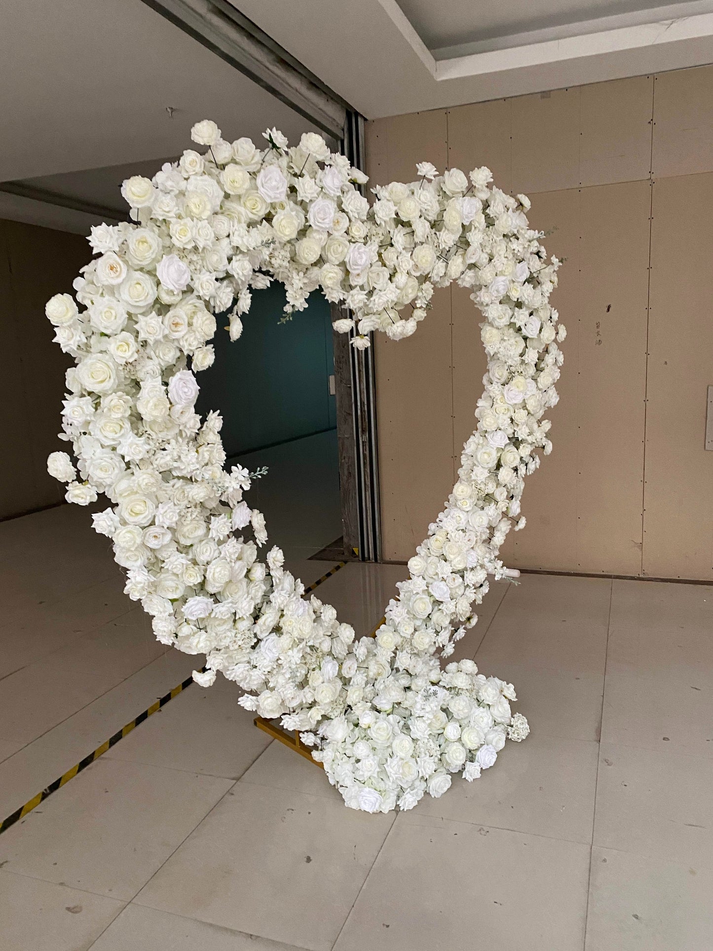 Luxury Ivory White Freestanding Rose Heart With Stand